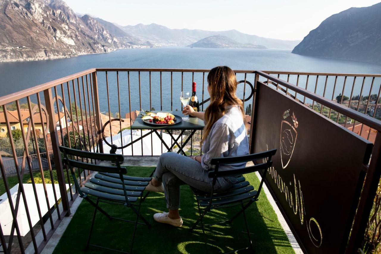 Hotel Miranda Riva di Solto Exterior photo