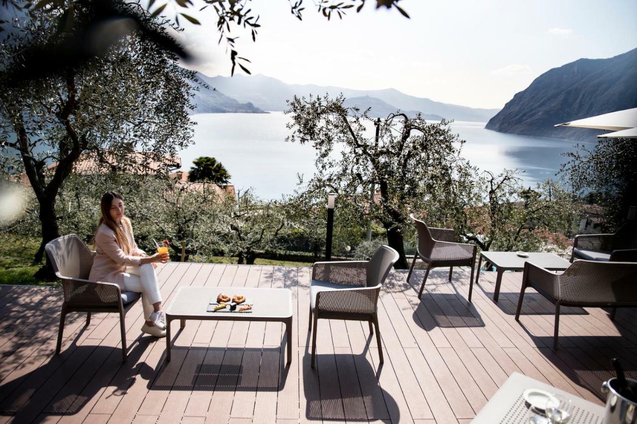Hotel Miranda Riva di Solto Exterior photo